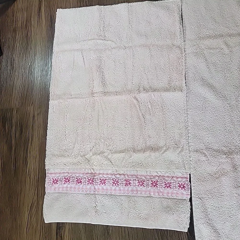 Vtg JCP Home Pink Bath & Hand Towel Set Embroidered Satin Lace Bow Crossstitch